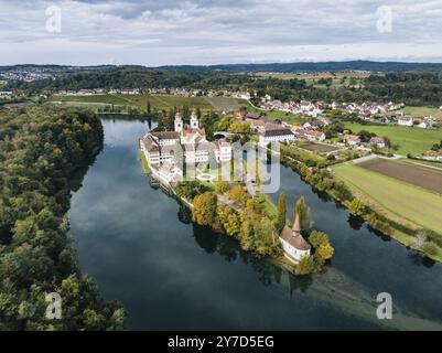 Aus der Vogelperspektive auf das ehemalige Benediktinerabkloster mit der Klosterkirche St. Maria und der Spitzkirche St. Magdalena auf der Rheininsel Rheinau Stockfoto