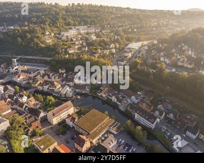 Blick aus der Vogelperspektive auf eine Stadt, umgeben von grünen Hügeln und einem Fluss, mit vielen traditionellen Gebäuden und Straßen, Calw, Schwarzwald, Deutschland, Europa Stockfoto