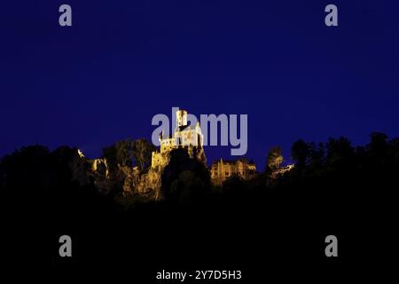 Schloss Lichtenstein, Nachtaufnahme, künstliches Licht, Märchenschloss Württemberg, beleuchtet, Stimmung, romantisch, historisches Gebäude, Gerobau auf dem Stockfoto