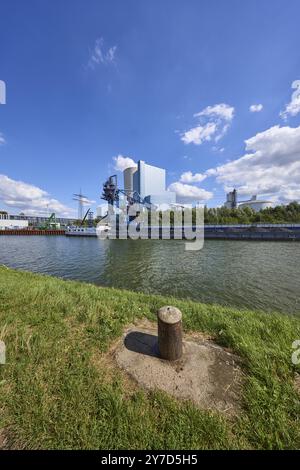 Dortmund-Ems-Kanal mit Poller und Kohlekraftwerk Datteln 4 unter blauem Himmel mit Kumuluswolken in Datteln, Ruhrgebiet, Recklinghausen Stockfoto