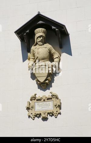 Ernst Herzog von Österreich, Steinfigur auf der Gerobau, Büste, Skulptur, Porträt, Schloss Lichtenstein, Märchenschloss Württemberg, historisches Gebäude Stockfoto