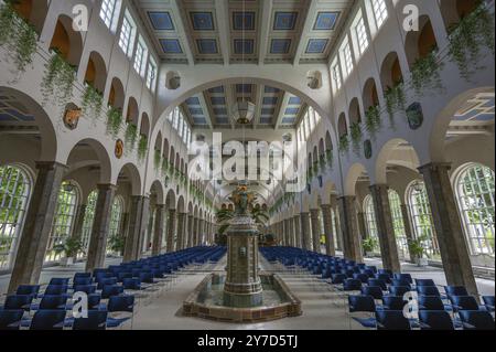 Promenadenhalle mit Brunnenhaus mit dekorativem Jugendstilkeramikbrunnen aus Majolikafliesen, Kissingen Spa, 1842 eröffnet, ersetzt b Stockfoto