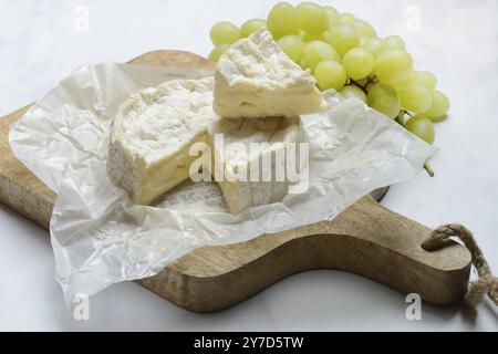 Französischer Camembert, Käse auf einem Holzbrett Stockfoto