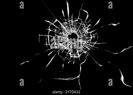 Zerbrochenes schwarzes Glas. Struktur von Rissen auf dem Fenster Stockfoto