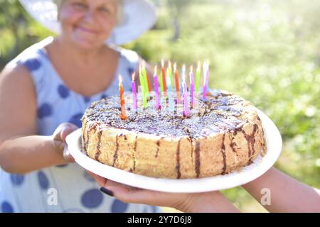 Familie feiert gemeinsam den Geburtstag der Großmutter. Liebe für Mama. Alles gute zum Muttertag. Alles gute zum Geburtstag Stockfoto