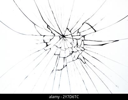 Glasbruch auf isoliertem, rissigem Fenster auf weißem Hintergrund. Smartphone Schutzglas Risse und Gläser, Konzept für Design Stockfoto