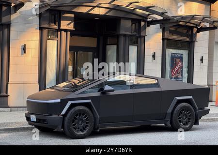 Tesla Cybertruck, modernes mattschwarzes Auto auf der Straße vor einem Gebäude mit Schaufenstern, Vancouver, British Columbia, Kanada, Nordamerika Stockfoto