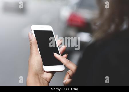 Zugeschnittenes Bild der Frau Hände halten smart phone mit leeren Kopie Raum für Ihre Textnachricht oder werbliche Inhalte, weibliche Chatten im Netz Stockfoto