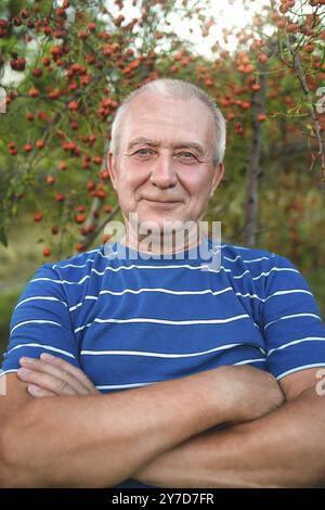 Porträt eines hübschen älteren Mannes, der sich an einem sonnigen Sommertag ausruht. Gesundheitswesen, Resort. Glücklicher Ruhestand Stockfoto