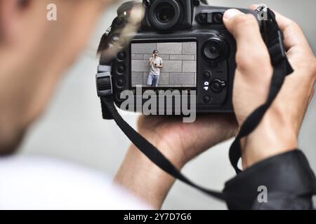 Digitale Spiegelreflexkamera in der Hand. Fotograf shooting Hände schließen. Mann Fotograf macht Fotos für Stock Fotografie. Männliche Hände halten Stockfoto