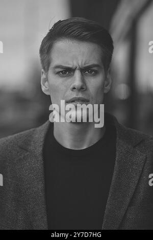 Porträt eines gutaussehenden kaukasischen Mannes, der ernsthaft die Stirn runzelt. Emotionales Gesichtskonzept Stockfoto