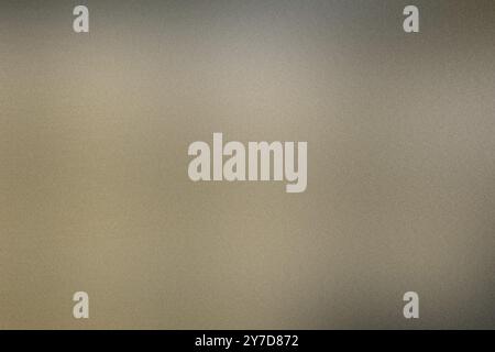 Glatter brauner bis beiger Farbverlauf mit dezenter, körniger Textur Stockfoto