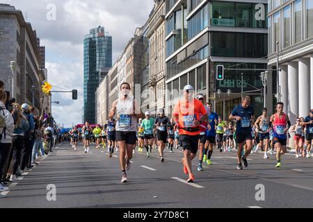 Berlin 29. September 2024: Tausende Teilnehmer nehmen am 50. Berlin Marathon Teil. Stockfoto