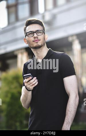 Portrait von Stattlichen kaukasischen Mann st Street Stockfoto