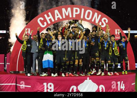 BMO Stadium, Kalifornien, USA. September 2024. LAFC gewinnt den Lamar Hunt Open Cup 2024. Im Bild ist das Team LAFC zu sehen, das am 25. September 2024 im BMO Stadium in Los Angeles, KALIFORNIEN, die Trophäe hält. (Kreditbild: © Serena S.Y. Hsu/ZUMA Press Wire) NUR REDAKTIONELLE VERWENDUNG! Nicht für kommerzielle ZWECKE! Stockfoto