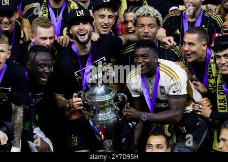 BMO Stadium, Kalifornien, USA. September 2024. LAFC gewinnt den Lamar Hunt Open Cup 2024. Im Bild sind LAFC-Mannschaftskameraden zu sehen, die am 25. September 2024 im BMO Stadium in Los Angeles, KALIFORNIEN, ihre Trophäe feiern. (Kreditbild: © Serena S.Y. Hsu/ZUMA Press Wire) NUR REDAKTIONELLE VERWENDUNG! Nicht für kommerzielle ZWECKE! Stockfoto