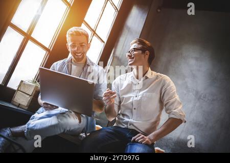 Kreative treffen sich in informeller Atmosphäre an einem Tisch im Design Studio. Aufnahme von Geschäftsleuten, die ein Meeting im Büro haben Stockfoto