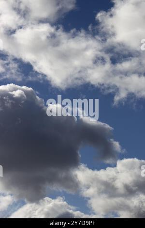 Eine schwarze Wolke, hinter der sich die Sonne verbarg. Horizontales Bild des blauen Himmels mit Wolken Stockfoto