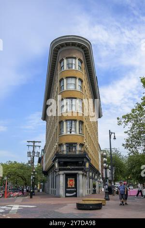 Flatiron Building of Vancouver, Gastown, historisches Anglergebäude in der Stadt, mit klarem Himmel im Hintergrund, Vancouver, British Columbia, Kanada Stockfoto