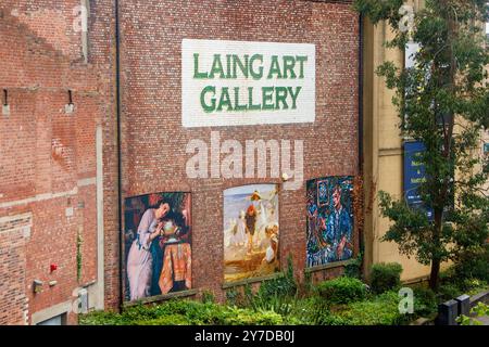 Die Außenwand der Laing Kunstgalerie aus Backstein zeigt Reproduktionen berühmter Gemälde in Newcastle upon Tyne UK Stockfoto