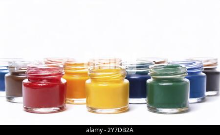 Mehrfarbige Farben in kleinen Glasgläsern Stockfoto