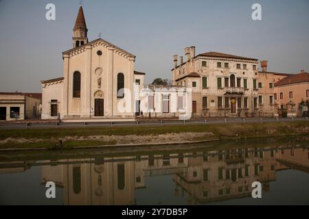 Die Riviera del Brenta ist das urbane Gebiet, historische Landschaft, verteilt entlang des Canal del Brenta, dem alten Bett des Brenta Alten Flusses Brenta Stockfoto