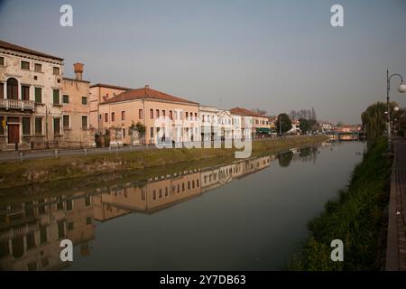 Die Riviera del Brenta ist das urbane Gebiet, historische Landschaft, verteilt entlang des Canal del Brenta, dem alten Bett des Brenta Alten Flusses Brenta Stockfoto