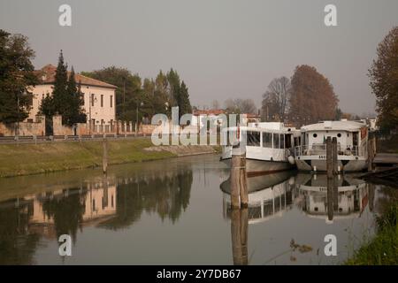 Die Riviera del Brenta ist das urbane Gebiet, historische Landschaft, verteilt entlang des Canal del Brenta, dem alten Bett des Brenta Alten Flusses Brenta Stockfoto