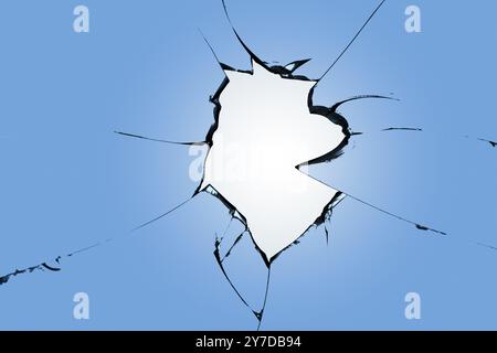 Risse auf dem blauen Glas, ein kaputtes Fenster nach dem Beschuss. Die Wirkung der Zerstörung beim Beschuss Stockfoto