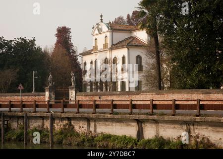 Die Riviera del Brenta ist das urbane Gebiet, historische Landschaft, verteilt entlang des Canal del Brenta, dem alten Bett des Brenta Alten Flusses Brenta Stockfoto