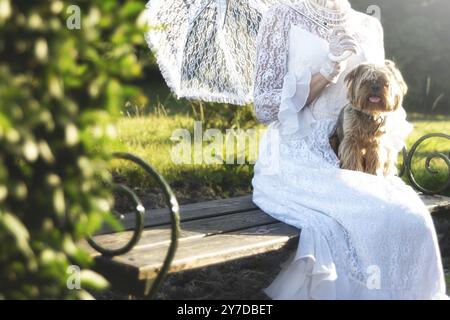 Retro-Porträt einer schönen Frau Holding Yorkshire Terrier Stockfoto