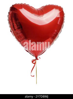 Hellroter Ballon in Herzform, gefüllt mit Helium und mit einem Band auf einem sauberen weißen Hintergrund gebunden Stockfoto