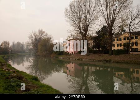 Die Riviera del Brenta ist das urbane Gebiet, historische Landschaft, verteilt entlang des Canal del Brenta, dem alten Bett des Brenta Alten Flusses Brenta Stockfoto