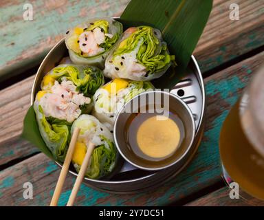 Ceviche-Rollen aus weißem Fisch mit Reispapier im vietnamesischen Stil Stockfoto