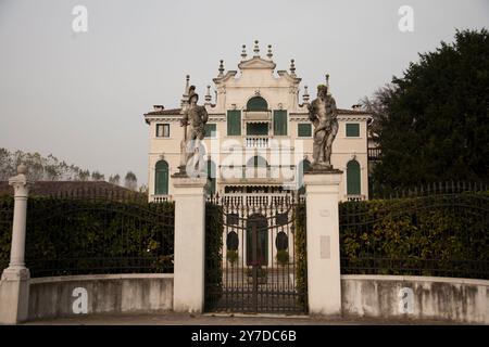 Die Riviera del Brenta ist das urbane Gebiet, historische Landschaft, verteilt entlang des Canal del Brenta, dem alten Bett des Brenta Alten Flusses Brenta Stockfoto