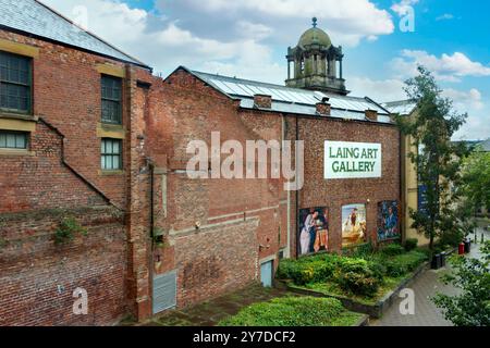 Die Außenwand der Laing Kunstgalerie aus Backstein zeigt Reproduktionen berühmter Gemälde in Newcastle upon Tyne UK Stockfoto