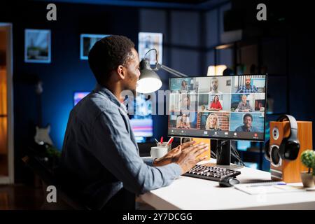 Der Schüler meldete sich in einem virtuellen Fernkurs als Kursleiter an und lauschte einem Vortrag über das Verantwortungsmanagement bei Startup. Person, die am Bildungsprogramm über Video teilnimmt. Stockfoto