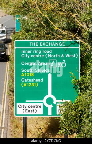 Ein grünes Straßenschild mit Hinweisschildern zur Inner Ring Road, zum Stadtzentrum, South Shields und Gateshead, zum Exchange sunderland tyne & Wear Stockfoto