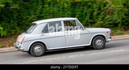 Milton Keynes, Großbritannien - 29. September 2024:1968 Oldtimer Wolseley 1300, der auf einer britischen Straße fährt Stockfoto