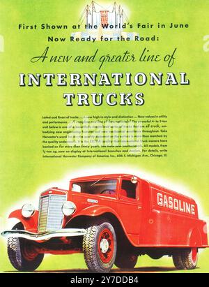 1934 International Harvester Truck Ad mit Benzinwagen Stockfoto