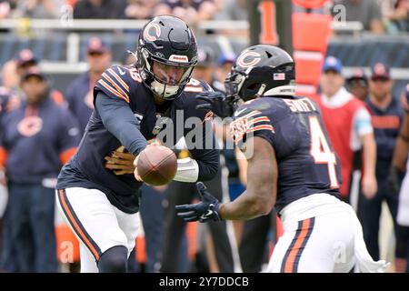 Chicago, Usa. September 2024. Chicago Bears Quarterback Caleb Williams (18) übergibt den Ball an D’Andre Swift (4) gegen die Los Angeles Rams im Soldier Field in Chicago am Sonntag, den 29. September 2024Bears gewann 24:18. Foto: Mark Black/UPI Credit: UPI/Alamy Live News Stockfoto