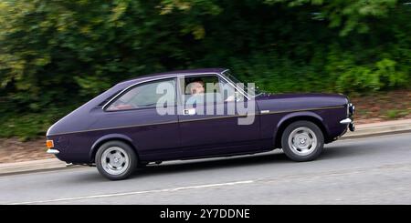 Milton Keynes, Großbritannien - 29. September 2024: 1972 purpurroter Morris Marina 1,8 Oldtimer, der auf einer britischen Straße fährt Stockfoto