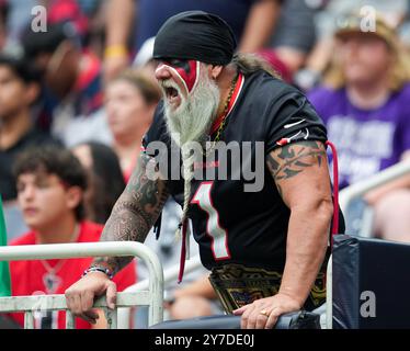 Houston, Tx, USA. September 2024. Houston Texans „Ultimate Fan“ Steve Beckholt jubelt während eines NFL-Spiels zwischen den Houston Texans und den Jacksonville Jaguars am 24. August 2024 in Houston. Die Texaner haben mit 24:20. (Kreditbild: © Scott Coleman/ZUMA Press Wire) NUR REDAKTIONELLE VERWENDUNG! Nicht für kommerzielle ZWECKE! Quelle: ZUMA Press, Inc./Alamy Live News Stockfoto