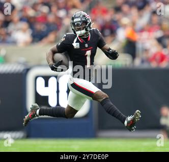 Houston, Tx, USA. September 2024. Der Texans Wide Receiver Stefon Diggs (1) trägt den Ball nach einem Fang während eines NFL-Spiels zwischen den Houston Texans und den Jacksonville Jaguars am 24. August 2024 in Houston. Die Texaner haben mit 24:20. (Kreditbild: © Scott Coleman/ZUMA Press Wire) NUR REDAKTIONELLE VERWENDUNG! Nicht für kommerzielle ZWECKE! Quelle: ZUMA Press, Inc./Alamy Live News Stockfoto