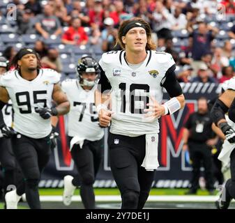 Houston, Tx, USA. September 2024. Der Jaguars Quarterback Trevor Lawrence (16) erobert das Feld vor einem NFL-Spiel zwischen den Houston Texans und den Jacksonville Jaguars am 24. August 2024 in Houston. Die Texaner haben mit 24:20. (Kreditbild: © Scott Coleman/ZUMA Press Wire) NUR REDAKTIONELLE VERWENDUNG! Nicht für kommerzielle ZWECKE! Quelle: ZUMA Press, Inc./Alamy Live News Stockfoto