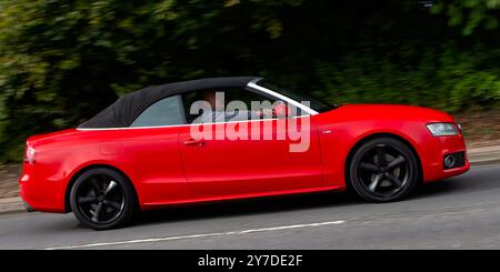 Milton Keynes, Großbritannien - 29. September 2024: 2011 rotes Audi A5 Auto auf einer britischen Straße Stockfoto