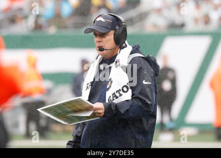 East Rutherford, Usa. September 2024. Sean Payton, Cheftrainer der Denver Broncos, steht in der zweiten Halbzeit gegen die New York Jets in Woche 4 der NFL-Saison im MetLife Stadium in East Rutherford, New Jersey am Sonntag, den 29. September 2024. Die Broncos besiegten die Jets mit 10:9. Foto: John Angelillo/UPI Credit: UPI/Alamy Live News Stockfoto