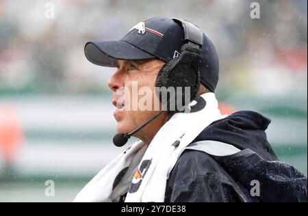 East Rutherford, Usa. September 2024. Sean Payton, Cheftrainer der Denver Broncos, steht in der ersten Halbzeit gegen die New York Jets in Woche 4 der NFL-Saison im MetLife Stadium in East Rutherford, New Jersey am Sonntag, den 29. September 2024. Die Broncos besiegten die Jets mit 10:9. Foto: John Angelillo/UPI Credit: UPI/Alamy Live News Stockfoto
