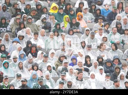 East Rutherford, Usa. September 2024. Die Fans sitzen im Regen mit Regenponchos, wenn die Denver Broncos am Sonntag, den 29. September 2024, im MetLife Stadium in East Rutherford, New Jersey, gegen die New York Jets spielen. Die Broncos besiegten die Jets mit 10:9. Foto: John Angelillo/UPI Credit: UPI/Alamy Live News Stockfoto