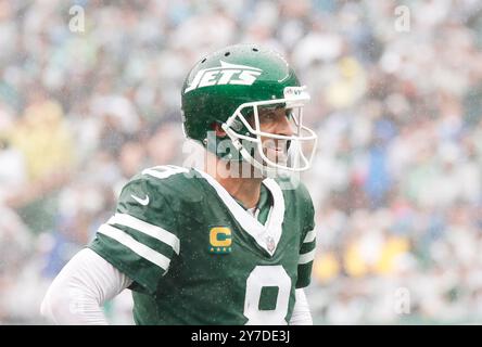 East Rutherford, Usa. September 2024. New York Jets Aaron Rodgers reagiert nach einem Spiel in der ersten Halbzeit gegen die Denver Broncos in Woche 4 der NFL-Saison im MetLife Stadium in East Rutherford, New Jersey am Sonntag, den 29. September 2024. Die Broncos besiegten die Jets mit 10:9. Foto: John Angelillo/UPI Credit: UPI/Alamy Live News Stockfoto